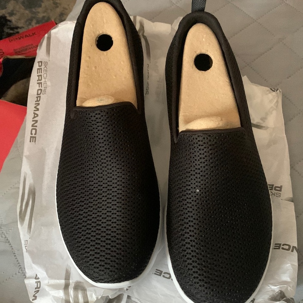 Skechers black mesh ladies shoes. Go a walk ahoy 9 wide NWT